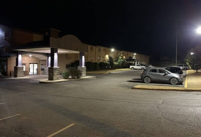 فندق Brentwood Inn Clinton