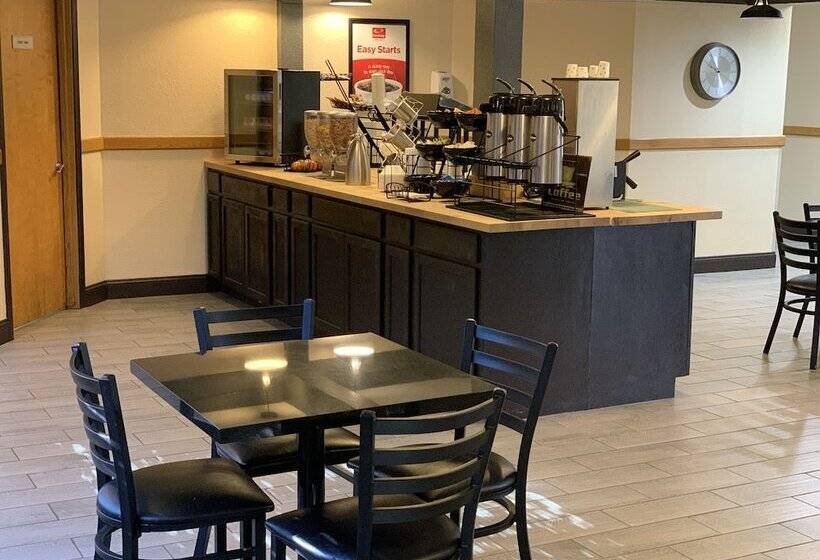 فندق Brentwood Inn Clinton