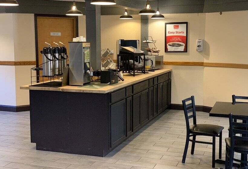 فندق Brentwood Inn Clinton