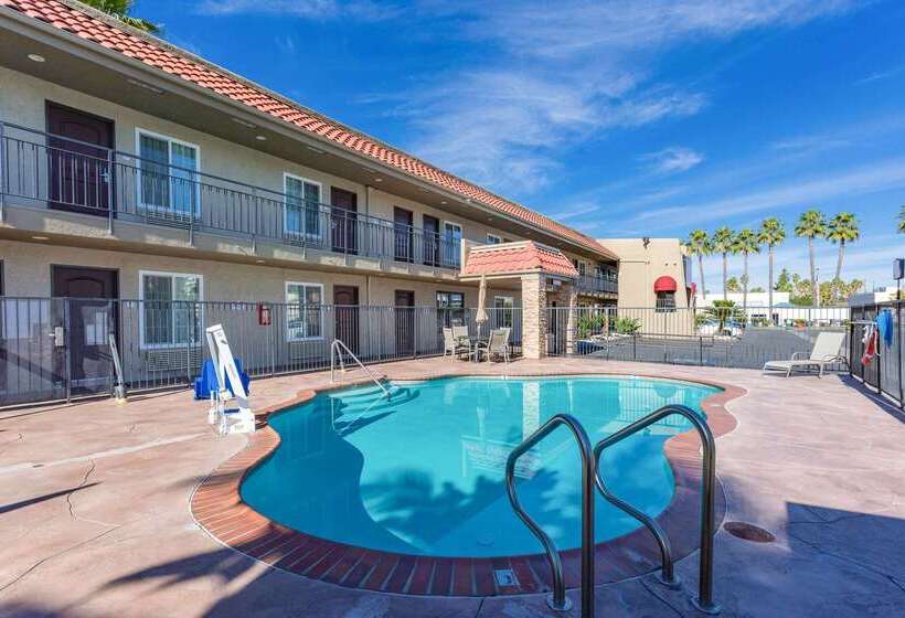 בית מלון כפרי Econo Lodge Inn & Suites Escondido Downtown