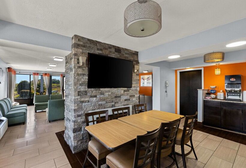 בית מלון כפרי Econo Lodge White Pine Morristown I81 & I40 Split