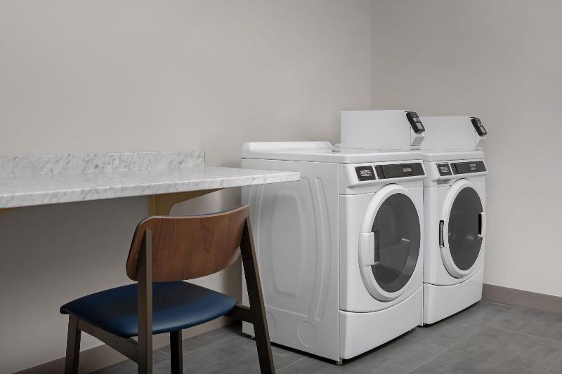 فندق Fairfield Inn & Suites Roanoke Hollins/i81