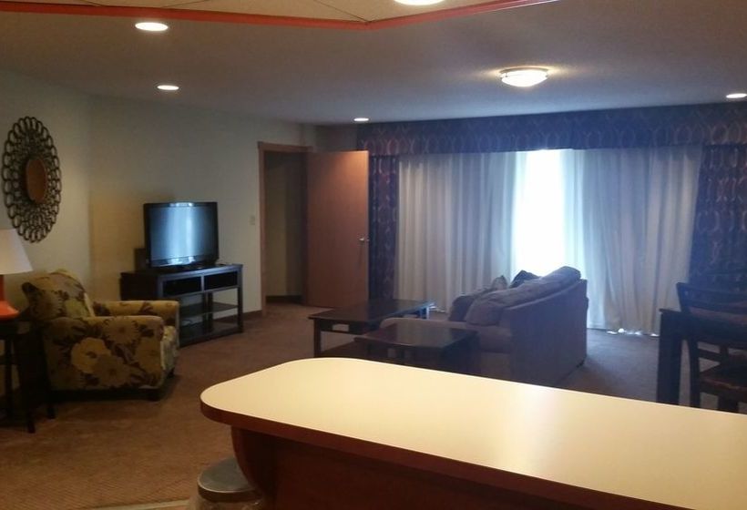 בית מלון כפרי Grand Forks Inn & Suites