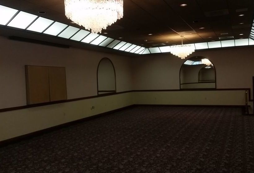 בית מלון כפרי Grand Forks Inn & Suites