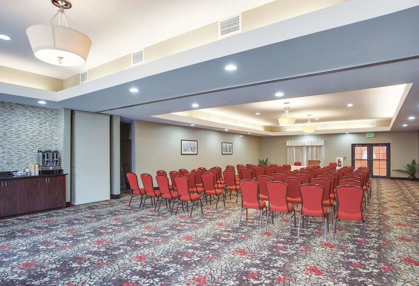 Отель Comfort Inn & Suites Verona At Turning Stone Resort Casino