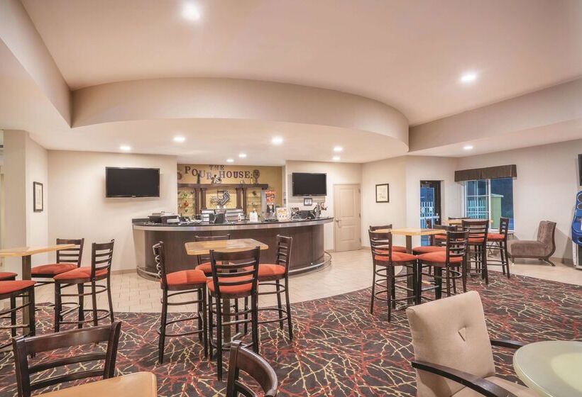 Отель Comfort Inn & Suites Verona At Turning Stone Resort Casino