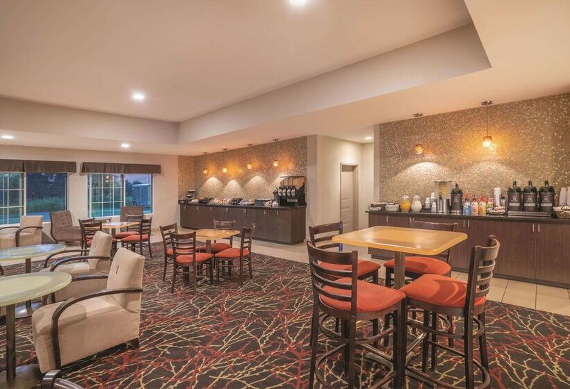 Отель Comfort Inn & Suites Verona At Turning Stone Resort Casino
