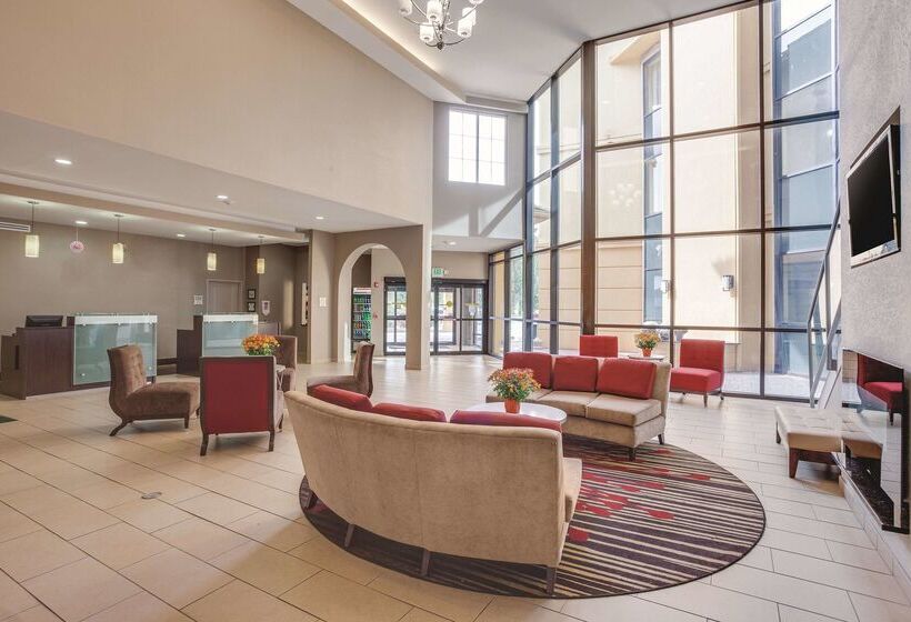 Отель Comfort Inn & Suites Verona At Turning Stone Resort Casino