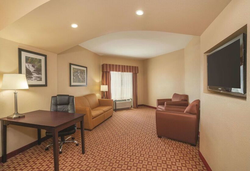 Отель Comfort Inn & Suites Verona At Turning Stone Resort Casino