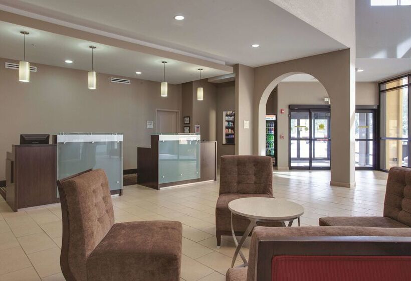 Отель Comfort Inn & Suites Verona At Turning Stone Resort Casino