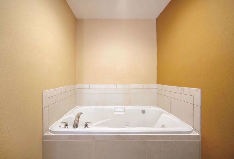 Отель Comfort Inn & Suites Verona At Turning Stone Resort Casino