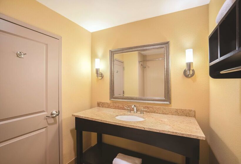 Отель Comfort Inn & Suites Verona At Turning Stone Resort Casino