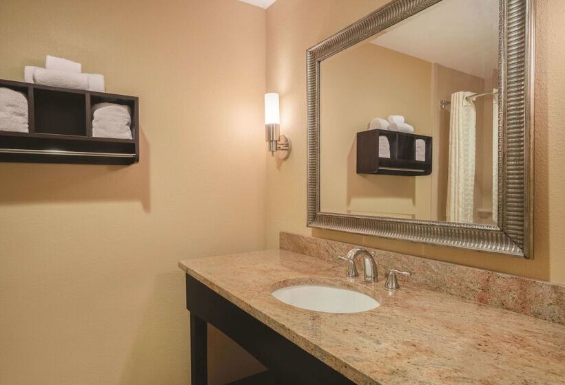 Отель Comfort Inn & Suites Verona At Turning Stone Resort Casino