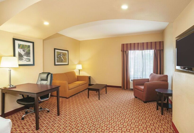 Отель Comfort Inn & Suites Verona At Turning Stone Resort Casino
