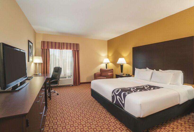 Отель Comfort Inn & Suites Verona At Turning Stone Resort Casino