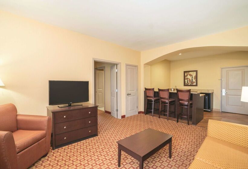 Отель Comfort Inn & Suites Verona At Turning Stone Resort Casino