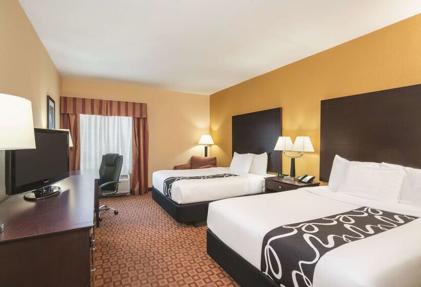 Отель Comfort Inn & Suites Verona At Turning Stone Resort Casino