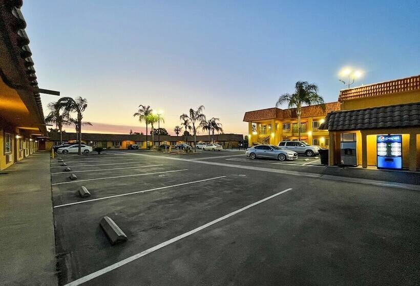 בית מלון כפרי Rodeo Lodge