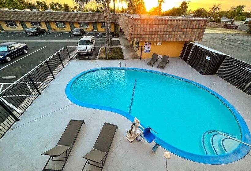 בית מלון כפרי Rodeo Lodge