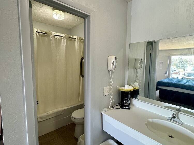 בית מלון כפרי Rodeway Inn Church Hill  Tri Cities Area