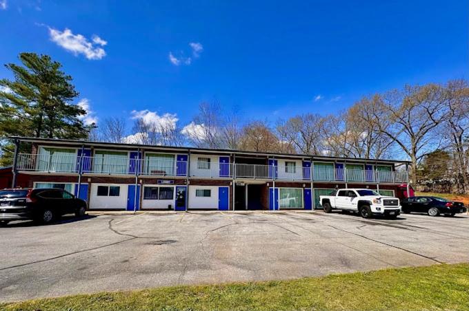 בית מלון כפרי Rodeway Inn Church Hill  Tri Cities Area