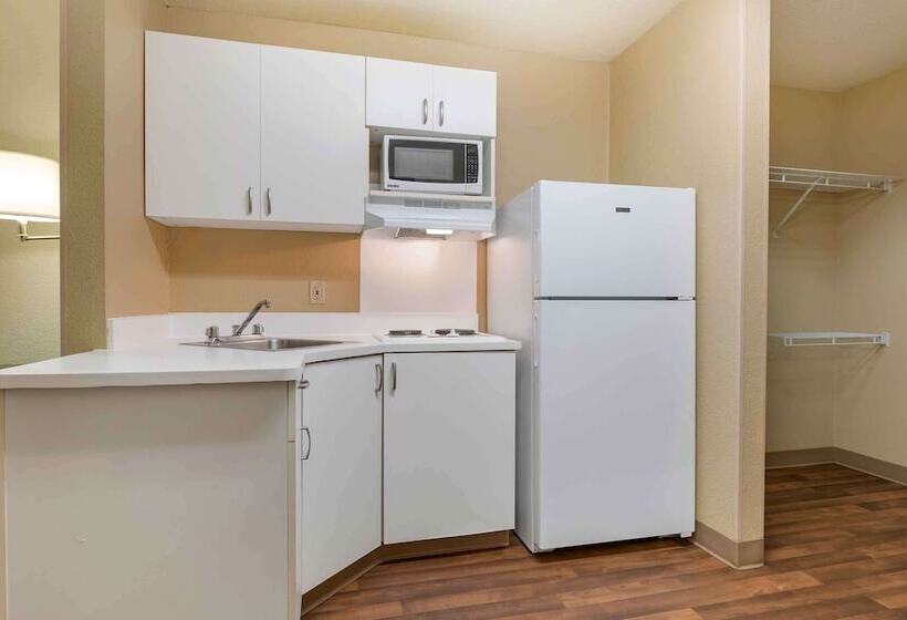 Extended Stay America Suites   Chicago   Schaumburg   I 90