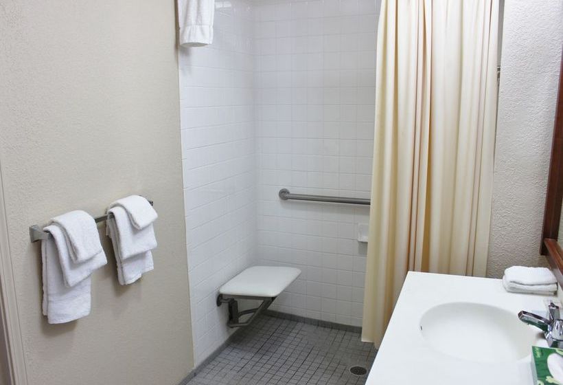 Отель Rodeway Inn & Suites