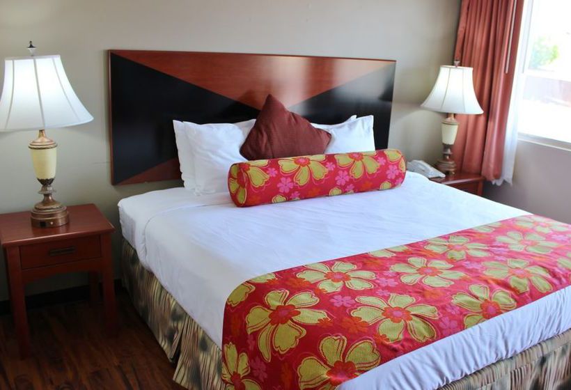 Отель Rodeway Inn & Suites