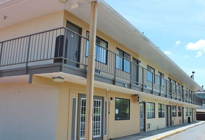 Отель Rodeway Inn & Suites