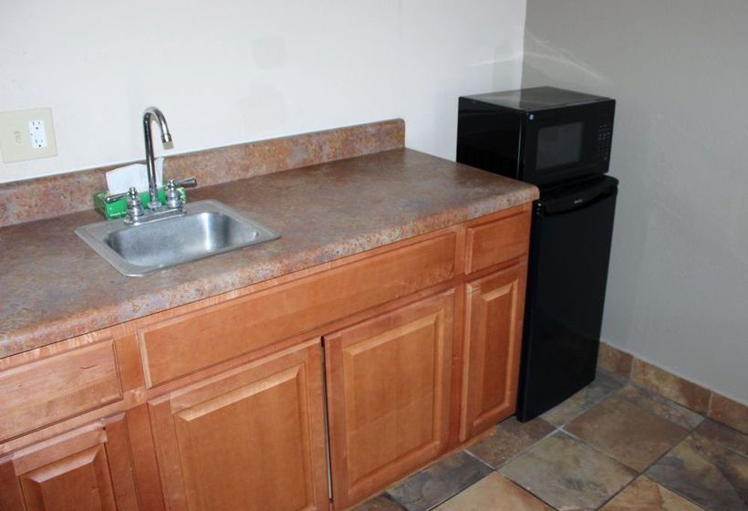 Отель Rodeway Inn & Suites