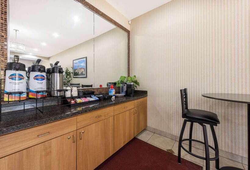 בית מלון כפרי Baymont By Wyndham Lawrence