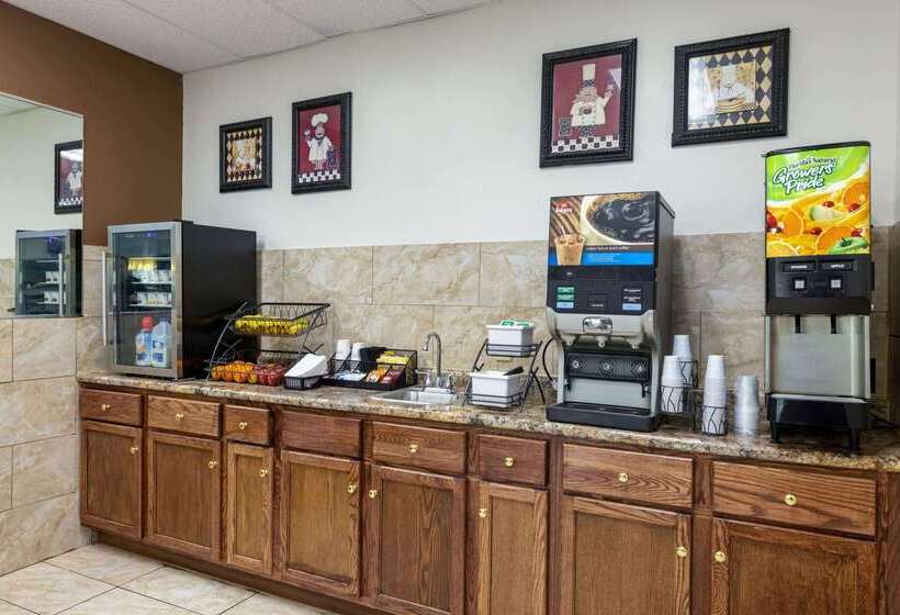 בית מלון כפרי Baymont By Wyndham Lawrence