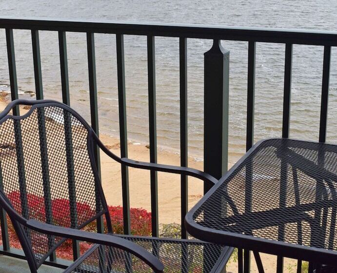 Beachfront Hotel Houghton Lake