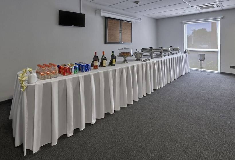 Отель City Express By Marriott Queretaro Jurica