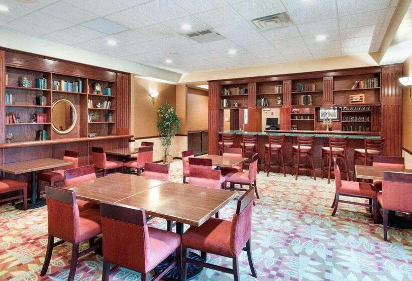 ホテル Comfort Suites Parkersburg South