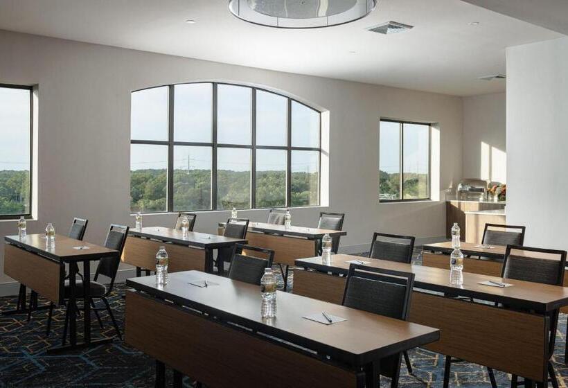 هتل Courtyard Long Island Macarthur Airport