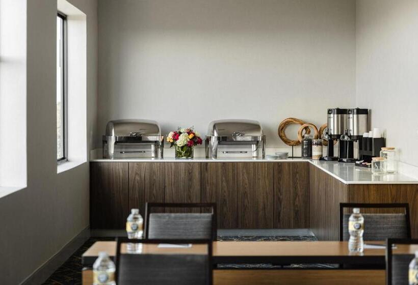 هتل Courtyard Long Island Macarthur Airport