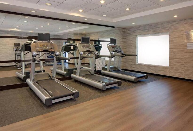 هتل Courtyard Long Island Macarthur Airport