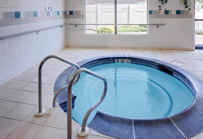 هتل Courtyard Long Island Macarthur Airport