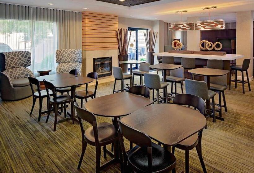 هتل Courtyard Long Island Macarthur Airport