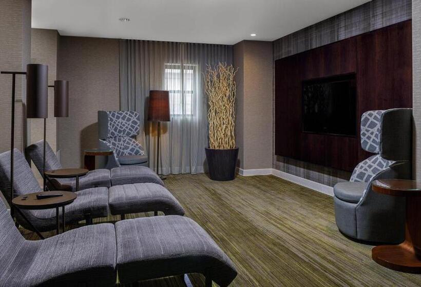 هتل Courtyard Long Island Macarthur Airport