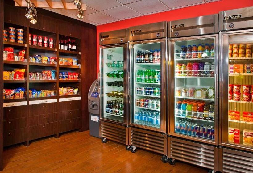 هتل Courtyard Long Island Macarthur Airport