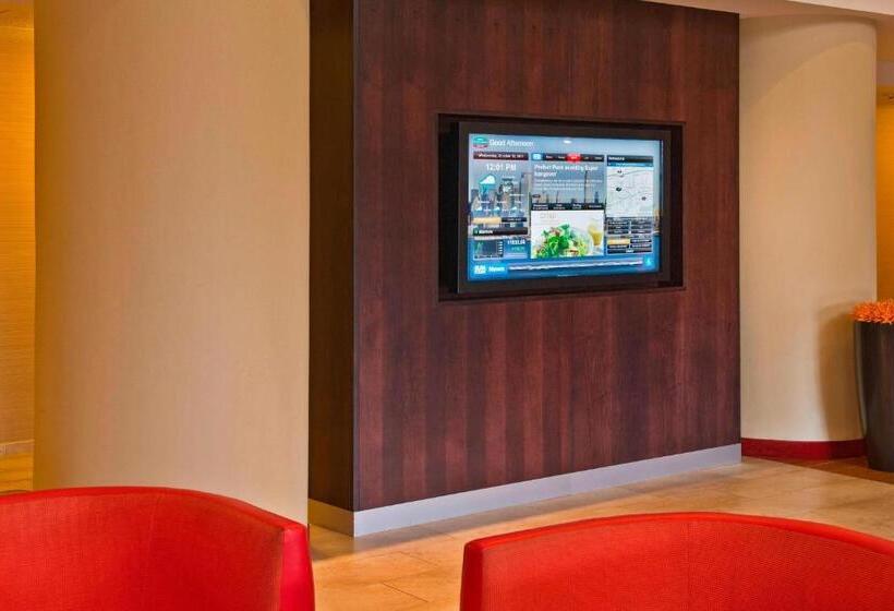 هتل Courtyard Long Island Macarthur Airport