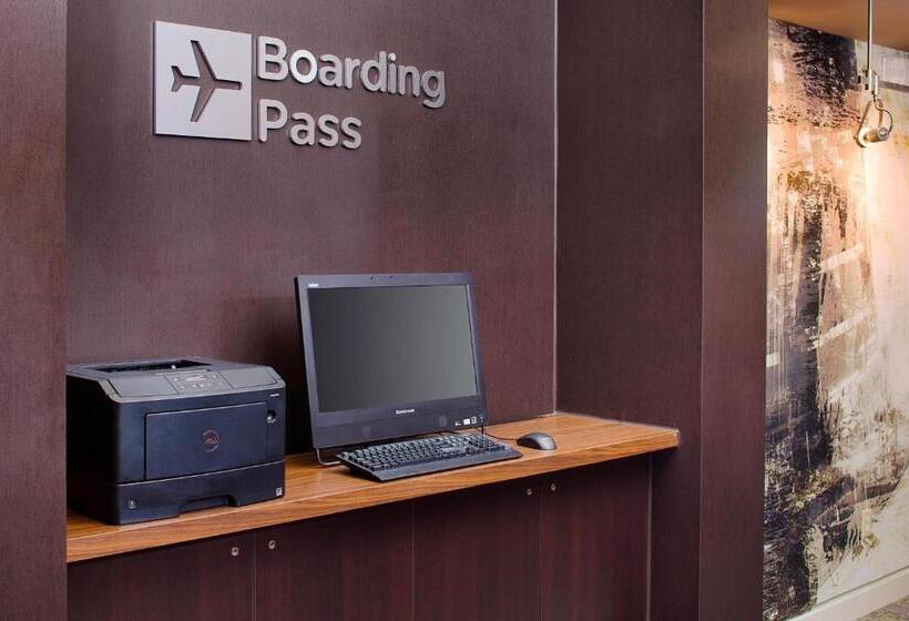 فندق Courtyard By Marriott Roanoke Airport