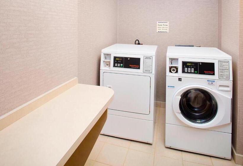 فندق Courtyard By Marriott Roanoke Airport