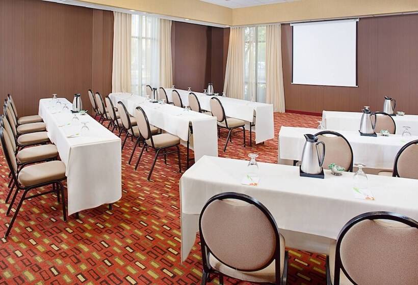 Отель Courtyard By Marriott Sacramento Midtown