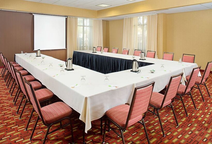 Отель Courtyard By Marriott Sacramento Midtown