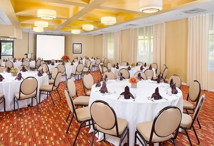 Отель Courtyard By Marriott Sacramento Midtown