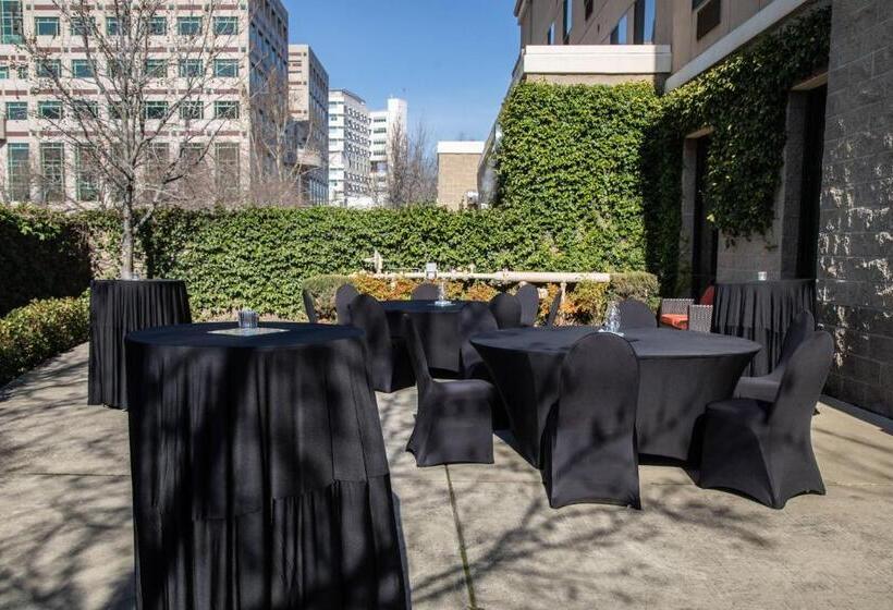 Отель Courtyard By Marriott Sacramento Midtown