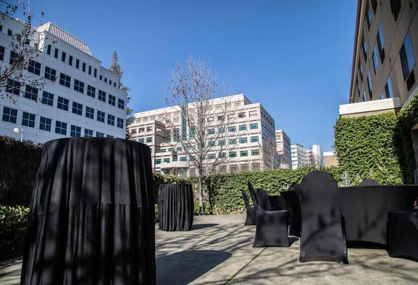 Отель Courtyard By Marriott Sacramento Midtown